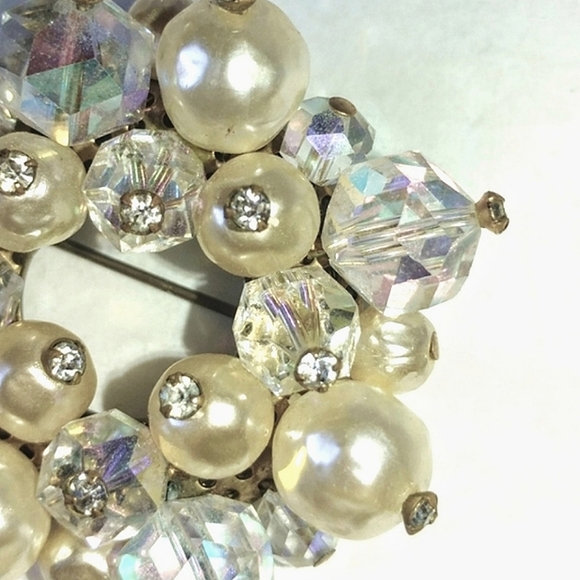 AURORA BOREALIS CRYSTAL & FAUX PEARL VINTAGE CIRCLE PIN - Picture 4 of 6